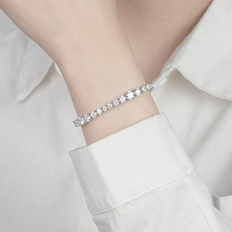 Gradient curve
Moissanite bracelet